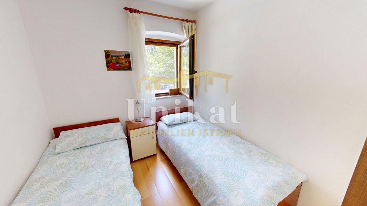 Renovirana kamnita hiša s bazenom